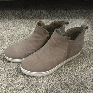 Blondo waterproof wedge sneakers. Light grey. Women's size 6